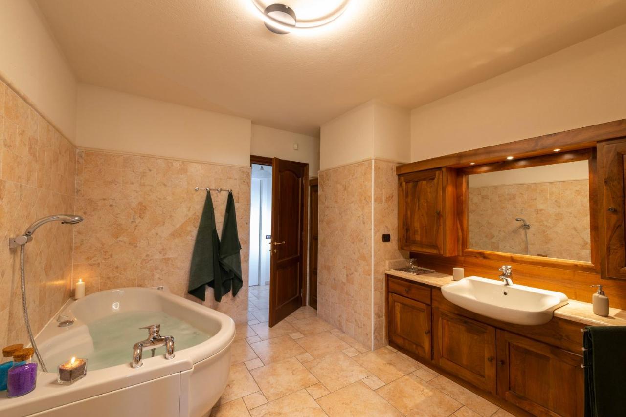 Villa Mara - Aosta - 200 Mq - Wifi - Jacuzzi - Parcheggio - Giardino Екстер'єр фото